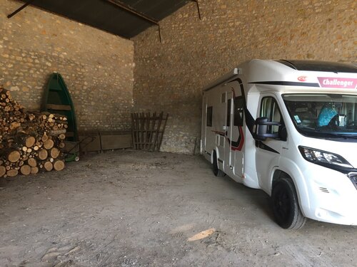 Photo de l'annonce : Places d'hivernage dans hangar couvert pour véhicule de loisirs