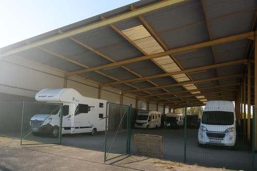 Photo de l'annonce : Places d'hivernage dans un hangar propre et sécurisé, accès autonome