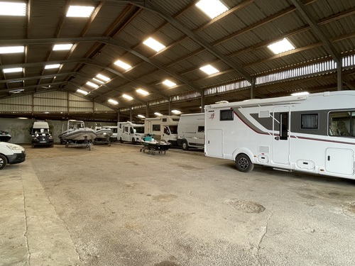 Photo de l'annonce : Places d'hivernage en intérieur dans bâtiment fermé sécurisé