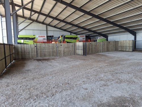 Photo de l'annonce : Place d'hivernage clôturée sous hangar photovoltaïque fermé 3 côtés