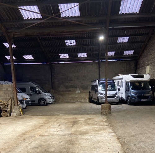 Photo de l'annonce : Places d'hivernage dans hangar couvert et fermé 3 côtés