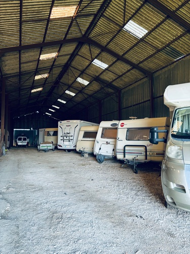 Photo de l'annonce : Place d'hivernage  duree flexible dans hangar fermé