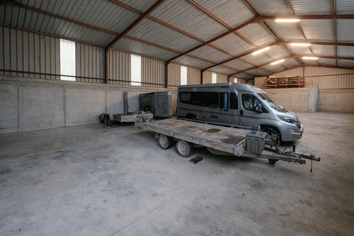 Photo de l'annonce : Place d'hivernage dans bâtiment fermé 3 côtés