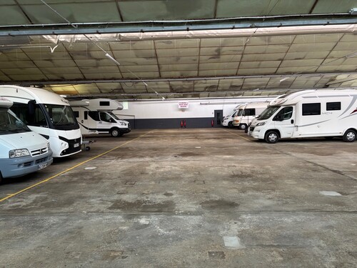 Photo de l'annonce : Hivernage sécurisé tout véhicule, proche Lyon, accès autonome