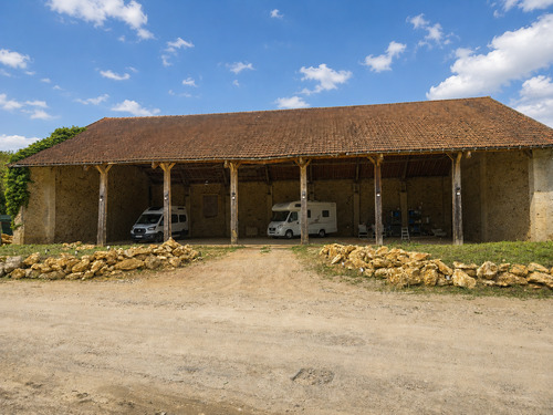 Photo de l'annonce : Places d'hivernage dans hangar ou box, proche Paris, CDG et Orly