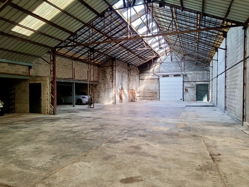 Photo de l'annonce : Places d'hivernage en intérieur dans bâtiment fermé sécurisé