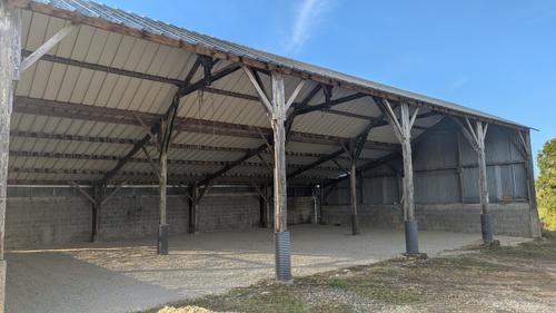 Photo de l'annonce : Espace couvert avec sol en gravier