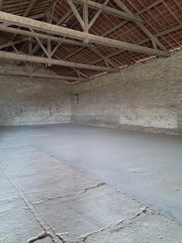 Photo de l'annonce : Emplacement en intérieur avec sol en béton