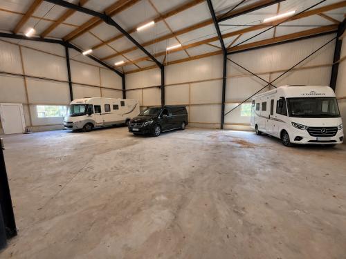 Photo de l'annonce : Hivernage Camping-Car , Bateau , Fourgon aménagé local fermé isolé