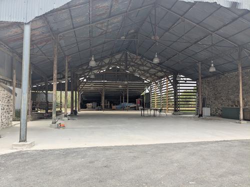Photo de l'annonce : Emplacement dans hangar de 450m² chez l'habitant à 20mn de Nantes
