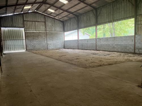 Photo de l'annonce : Espace couvert avec sol en Beton et Gravier