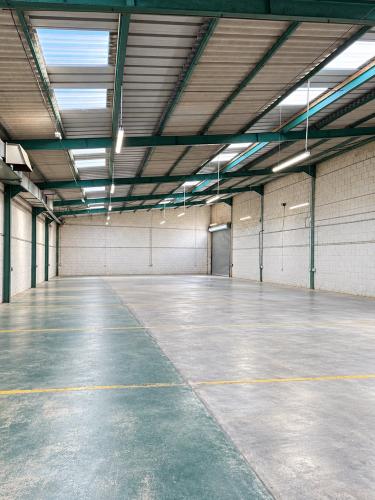 Photo de l'annonce : Espace intérieur haut de gamme avec sol en béton à Dinan