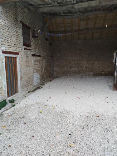 Photo de l'annonce : Espace couvert avec sol en gravier