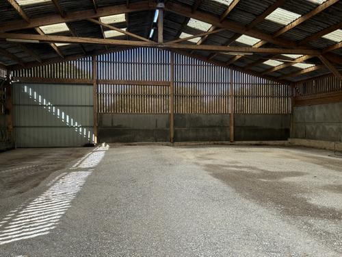 Photo de l'annonce : Emplacement dans hangar fermé avec sol en gravier