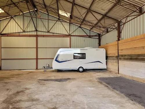 Photo de l'annonce : Espace intérieur avec sol en béton