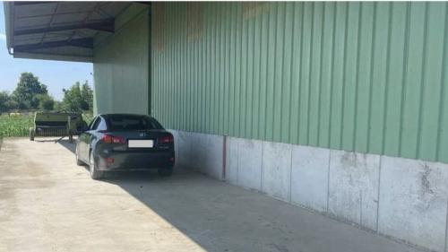 Photo de l'annonce : Espace couvert avec sol en béton