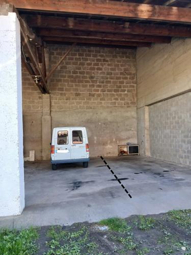 Photo de l'annonce : Espace couvert avec sol en béton - 10 km de Lyon