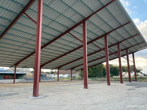 Photo de l'annonce : Grand hangar couvert – Stockage / Hivernage véhicules / Matériel / Pro