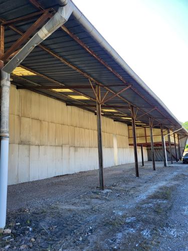 Photo de l'annonce : Espace couvert avec sol en gravier